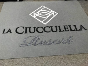 Scopri di più sull'articolo Tappeto personalizzato per il Resort La Ciucculella