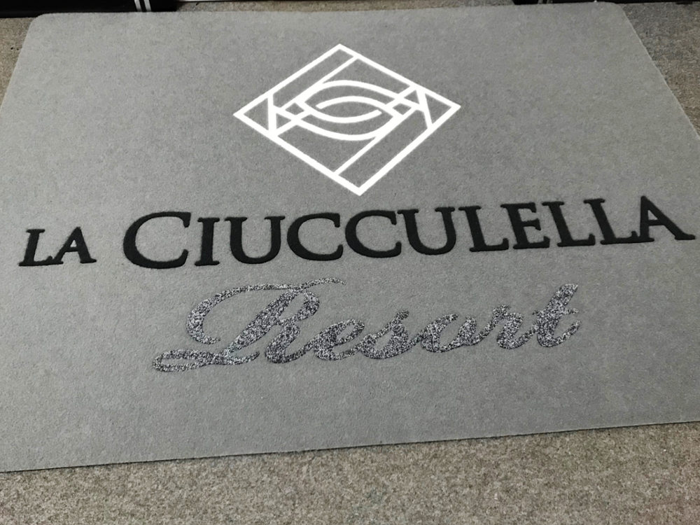 Al momento stai visualizzando Tappeto personalizzato per il Resort La Ciucculella