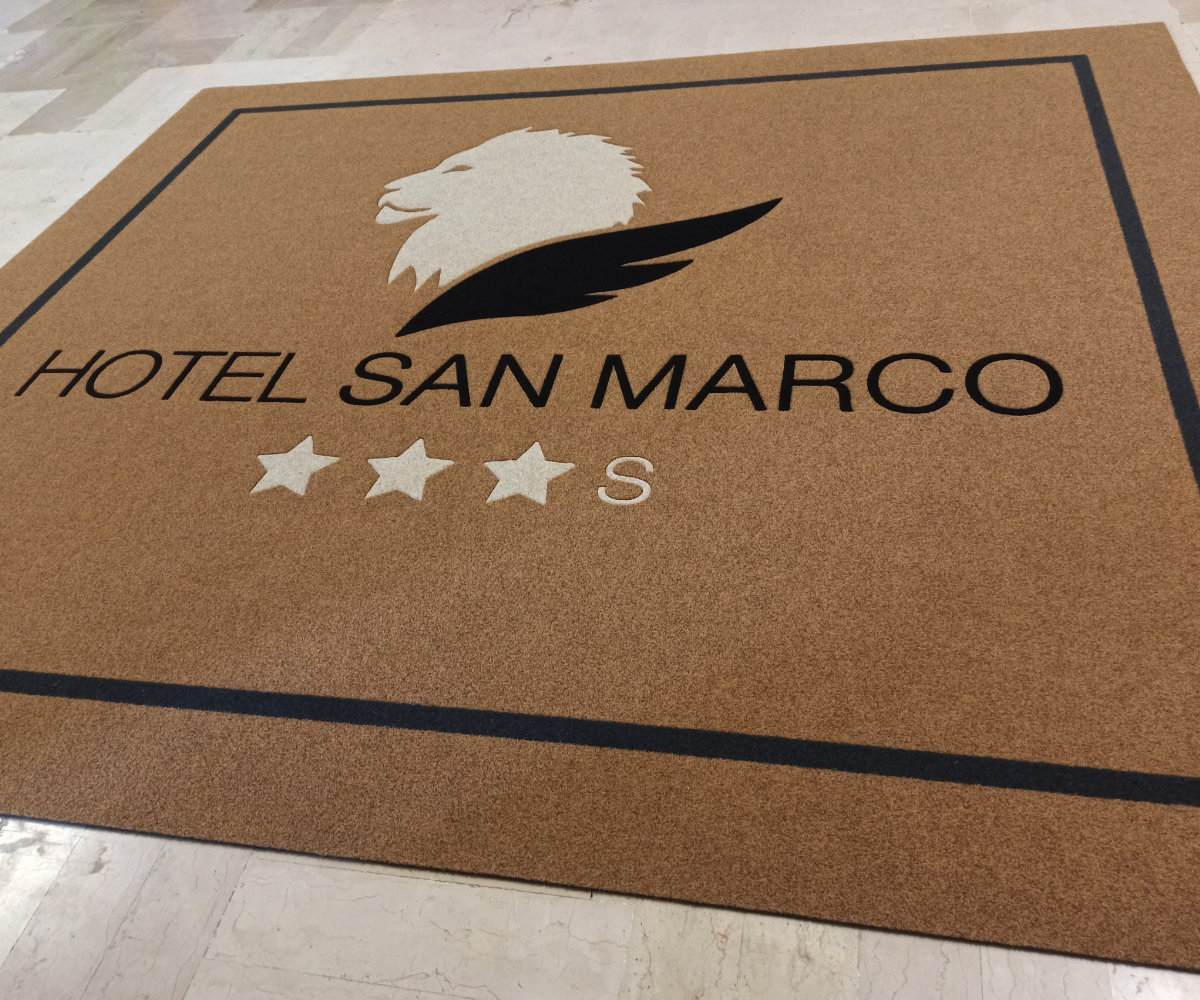 Tappeto Personalizzato ad intarsio con logo Hotel San Marco di colore cocco, marrone e biege